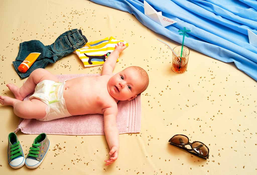 ребенок, лежащий на реквизите в пляжной тематике дома 