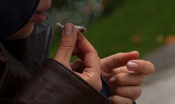 Sneaky Ways Подростки Smoke Pot и что должны делать родители