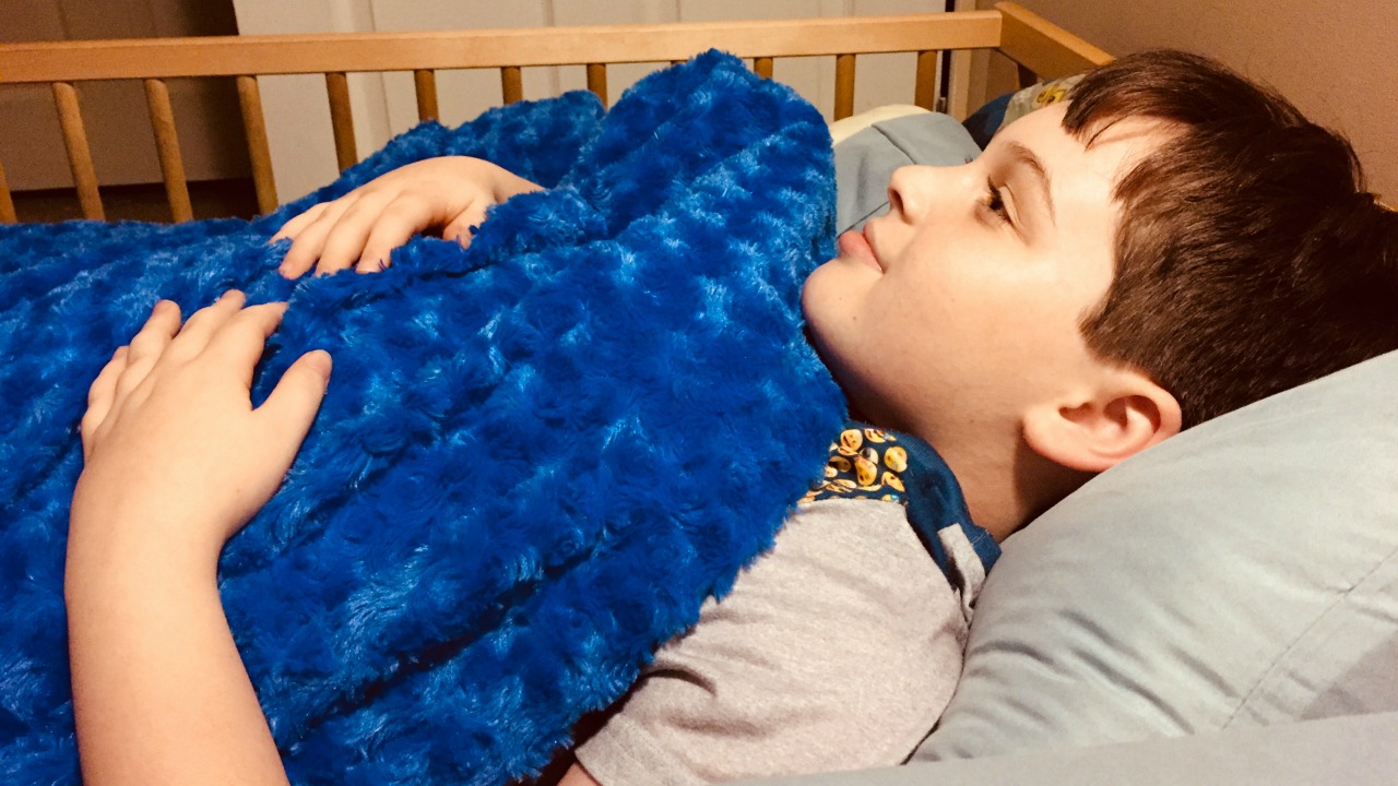 Взвешенное одеяло помогло сну у моего сына