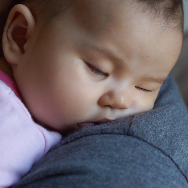 Видео: где ребенок должен спать?