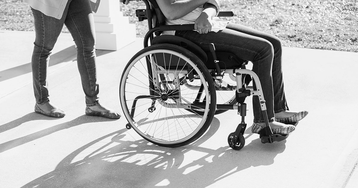 Когда моя предподростковая дочь начала пользоваться инвалидной коляской, люди стали относиться к ней по-разному
