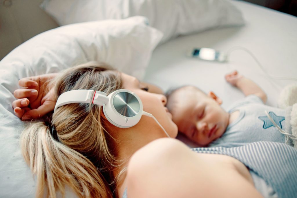 Лучшие громкие подкасты для прослушивания в качестве новой мамы