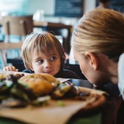 мама и малыш за обеденным столом, советы по обработке отказа от еды малыша