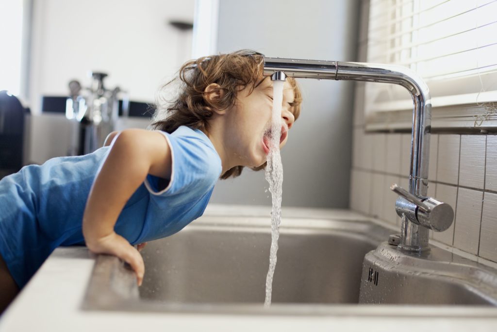Чрезмерная жажда является одним из многих симптомов диабета у детей