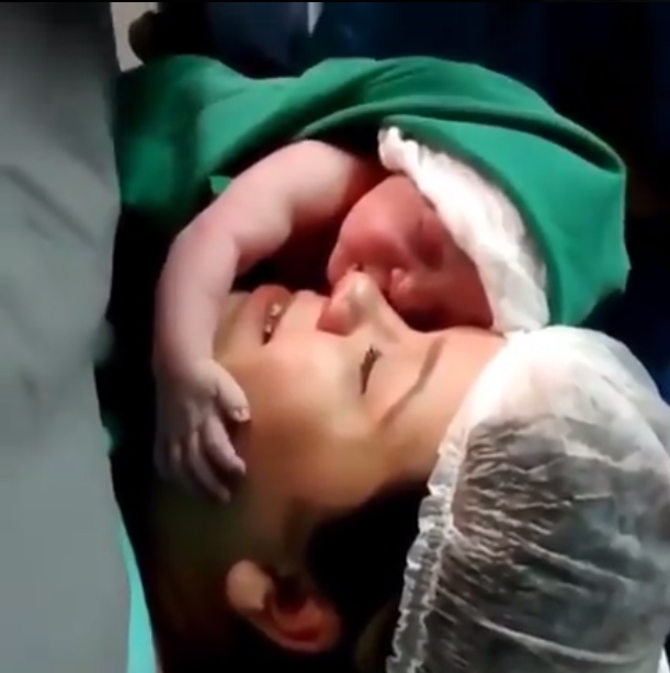 Эмоциональное видео, показывающее ребенка, который отказывается покинуть мать